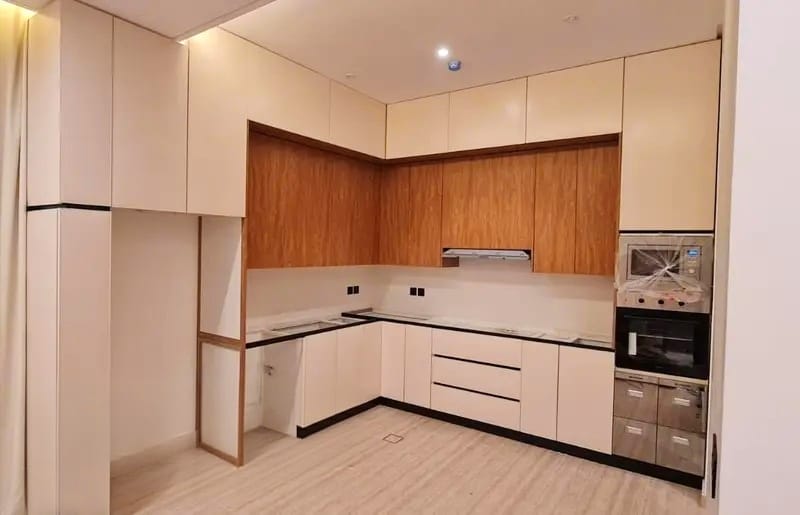 مطبخ مودرن بخطوط خشبية