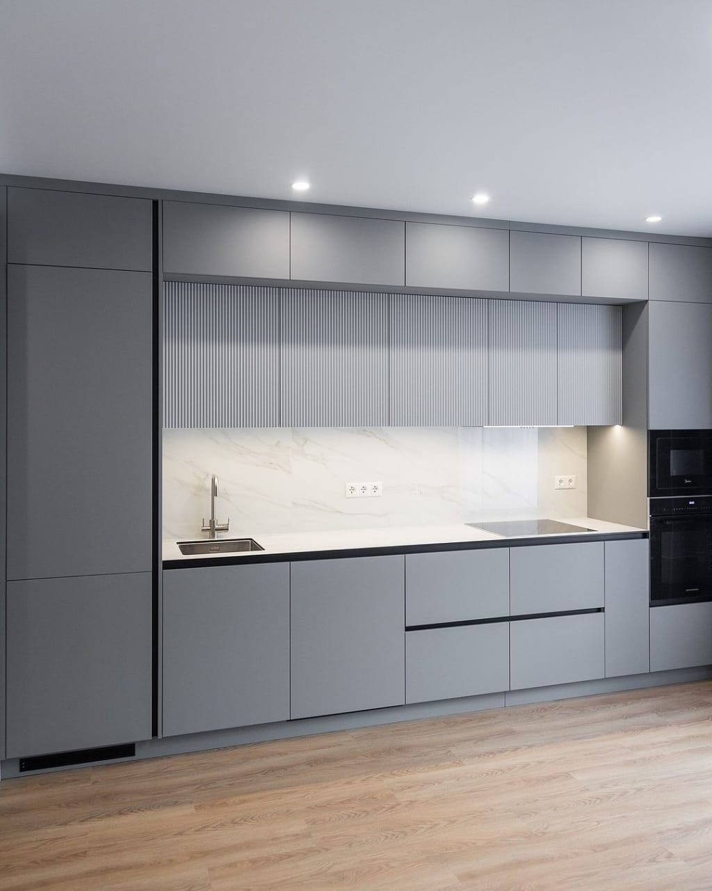 مطبخ مودرن رمادي