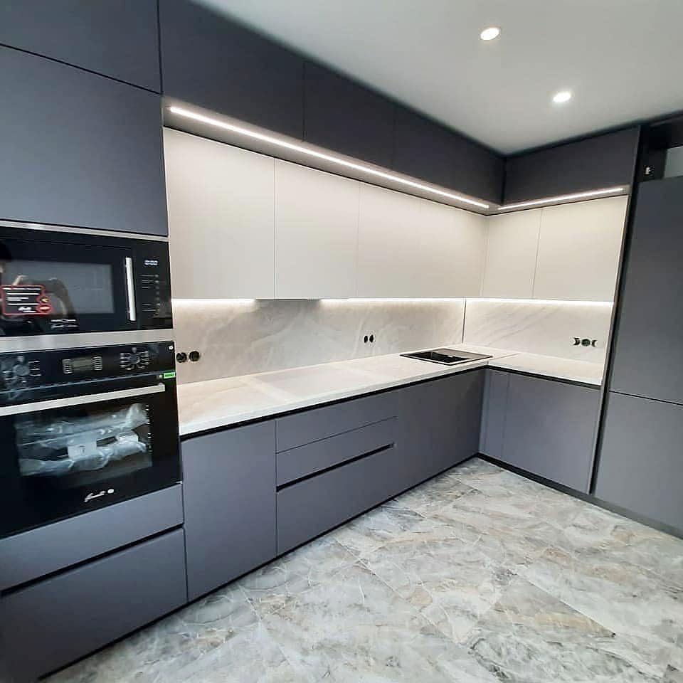 مطبخ مودرن رمادي غامق مع اضائات