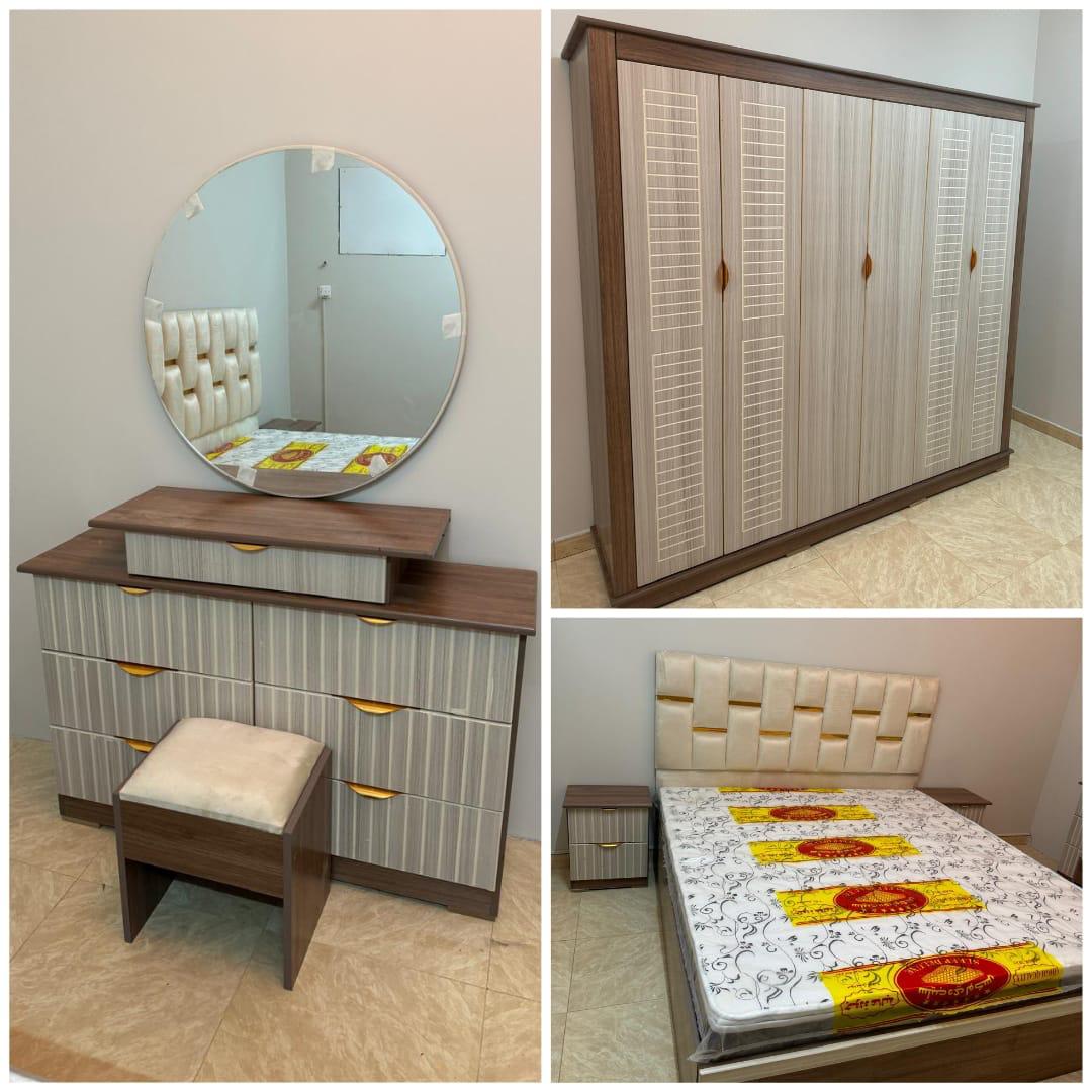 غرفة نوم بني خشبي 