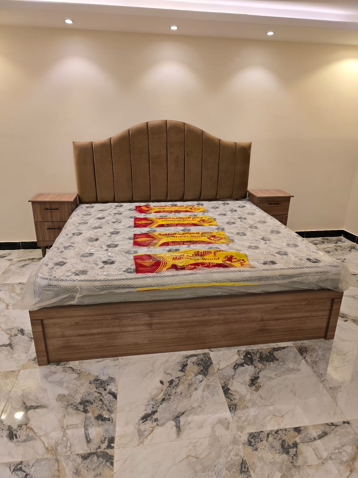 غرفة نوم بني نفرين مودرن